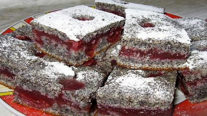 Krémový makovník z hrnečku se zakysanou smetanou a marmeládou