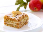 Jednoduchý vrstvený jablečný koláč se skořicí z jednoho plechu, který uděláte i během vaření oběda