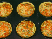 Od té doby, co jsem vyzkoušela tento recept od mojí kamarádky, cuketové placky už nedělám, ale peču ve formičkách na muffiny. Tyto cuketové muffiny jsou fantastické!