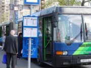Malé dítě jen plakalo a plakalo. Potom řidič autobusu řekl do mikrofonu něco, po čem okamžitě přestalo