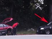 Prosil o pomoc, ale řidiči mu nevěnovali pozornost. Náhle přijelo černé auto