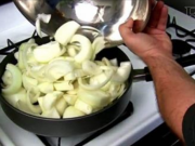 Do pánve hodil 1,5 kg cibule. A pak jsem se málem zadusil slinami