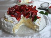 PAVLOVA DORTÍK S VANILKOVÝM KRÉMEM A JAHODAMI JE OPRAVDOVÝM MISTROVSKÝM DÍLEM, KTERÉ MŮŽE HOSTY PŘEKVAPIT!