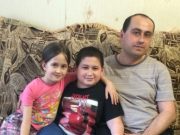 Lékaři museli amputovat nohu devítiletému dítěti. Když jeho rodiče vstoupí do jeho pokoje o 4 dny později, nemohou zadržet slzy