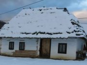 Pamatujete se na chaloupku dědečka Večerníčka? Skutečně existuje a nachází se v této vesničce