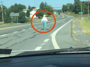 Osamělá stará žena pomalu kráčela po silnici. Když zastavil auto, ještě nevěděl, co ho čeká