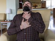 Málo známý příznak. Nastává, když rakovina tlustého střeva napadne tělo