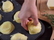 Brambory nakrájejte na plátky a položte je na plech na muffiny Toto bude oblíbené jídlo vaší rodiny!