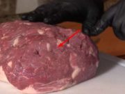 Vzhled masa, které koupil v supermarketu, ho znepokojoval. Když se podíval pozorně, objevil šokující pravdu