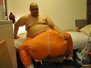 Jeho varlata váží 70 kilo! Jeho život se proměnil v noční můru