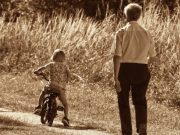 Prarodiče nikdy nezemřou. Zůstávají tam, kde bychom si ani nemysleli, že je můžeme najít