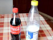 Nalil trochu mléka do coly. Podívejte se, čím se soda stala