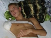 Opilý teenager usnul na vlakových kolejích, vlak mu odřízl tři končetiny: je neuvěřitelné, co dnes dokáže – Video
