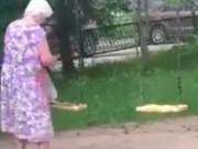 VIDEO! Žena rozmazává na hřiště výkaly. Důvod je ohromující
