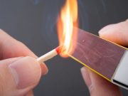 Spalte zápalku a hoďte ji na záchod. Neuvěřitelné, co se stane