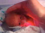 Po porodu měla necelých 500 gramů. Sledujte, co udělal doktor, aby jí zachránil život!