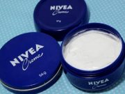 Mnoho lidí používá krém Nivea v modrém kelímku, ale jen málokdo ví, na co všechno je dobrá
