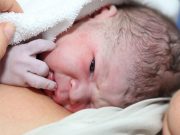 Toto dítě se narodilo neobvyklým způsobem. Záběry jeho narození otřásly světem