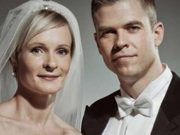 Vypadá to jako obyčejná svatební fotka, ale za ženskými zády se odehrává skutečné drama