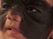 Přezdívalo se jí „dítě v Batmanově masce“. Dnes je k nepoznání, neuvěřitelné!