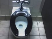 Proč má prkno na veřejných toaletách tvar U? Je těžké uvěřit tomuto důvodu