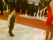 Tento malý chlapec požádal ženu o tanec. Po chvíli už všichni žasli!