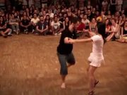Když tento mladý pár vyrazil na taneční parket, celé publikum se zbláznilo. Jejich pohyby jsou mimo tento svět!