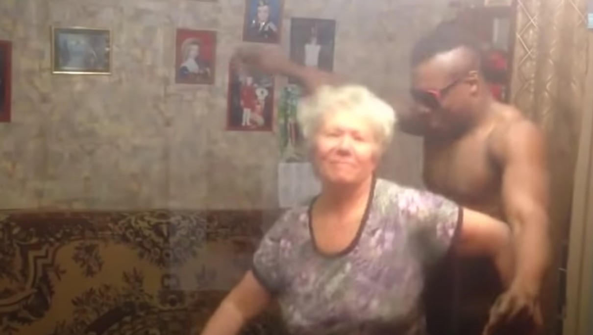 Насиловал внучку видео. Бабушка домогается внука. Дед угорает над прической внука.
