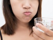 VŠIMLI JSTE SI, ŽE VÁM NÁHLE VYSYCHÁ V ÚSTECH? Symptom, který by neměl být ignorován, zde je to, před čím tělo varuje