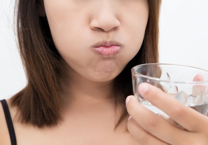 5f679ef7-29f4-4bb7-a008-38810a0a0a64-woman-rinsing-mouth-690x480