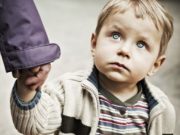 Žena adoptovala dítě, které jeho matka odložila na ulici. Chlapec tak dal své matce velkou lekci, kterou si zasloužila