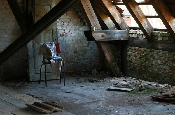 depositphotos_39956815-stock-photo-abandoned-room