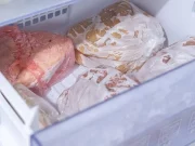 Pokud se vám v lednici nebo mrazáku tvoří led, stačí do ní vložit tyto potraviny a problém se vyřeší